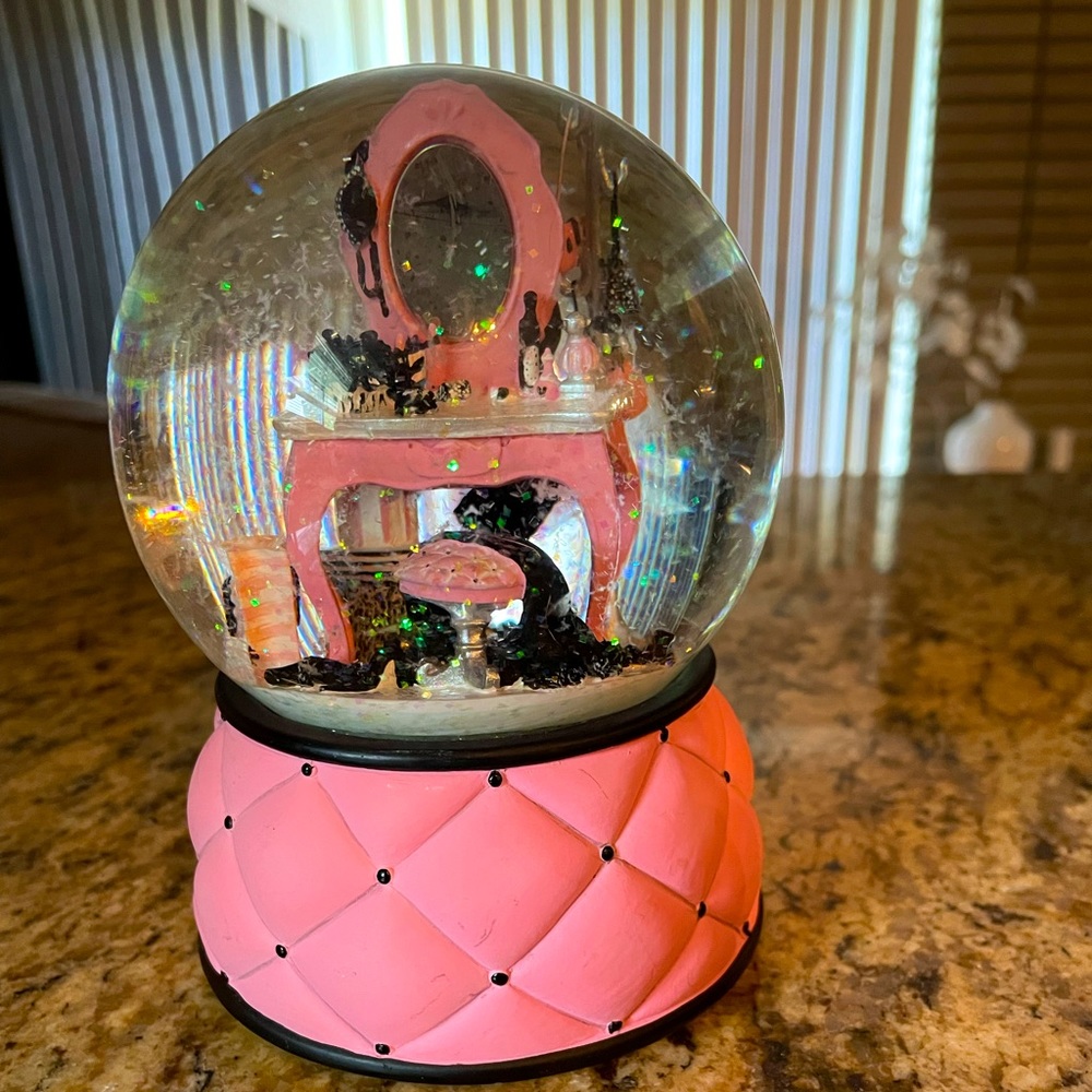Victoria’s Secret musical Snow globe